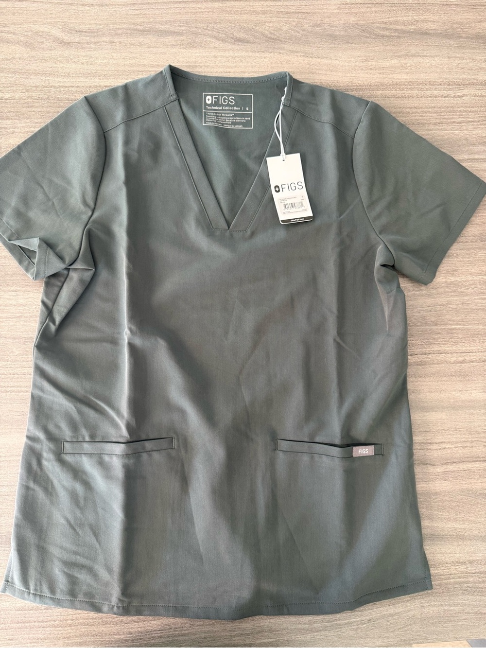 FIGS CASMA THREE-POCKET
SCRUB TOP